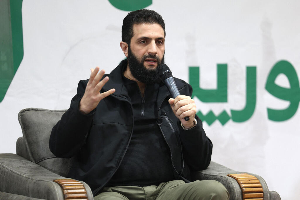 Syrian leader Ahmad al-Sharaa (Photo: AFP) אבו מוחמד אל ג'ולני מנהיג הייאת תחריר א שאם סוריה מורדים נגד משטר אסד נפל דמשק