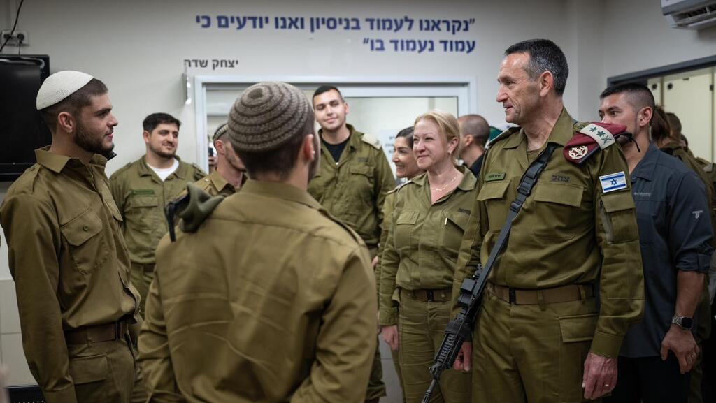 הרמטכ"ל הרצי הלוי ביקר את המתגייסים החדשים לגולני בלשכת הגיוס