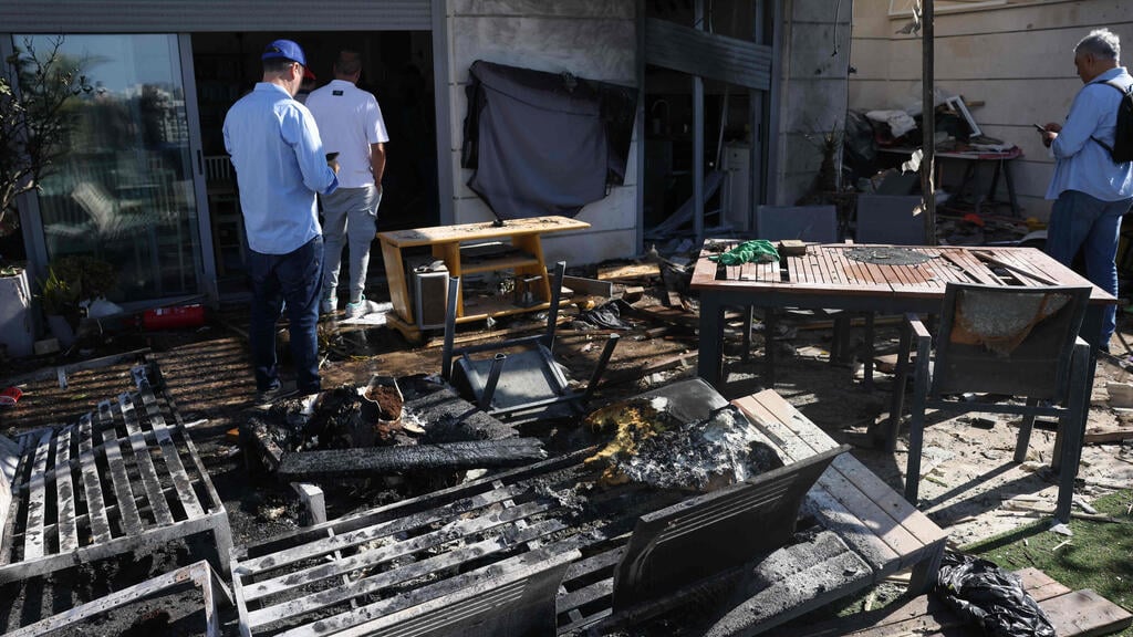 זירת הפגיעה ביבנה (צילום: AHMAD GHARABLI/AFP) זירת הפגיעה ביבנה