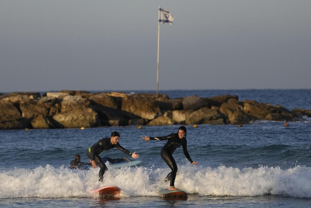 Surfers in Tel Aviv (Photo: AP Photo/Matias Delacroix) גולשים בחוף הים בתל אביב