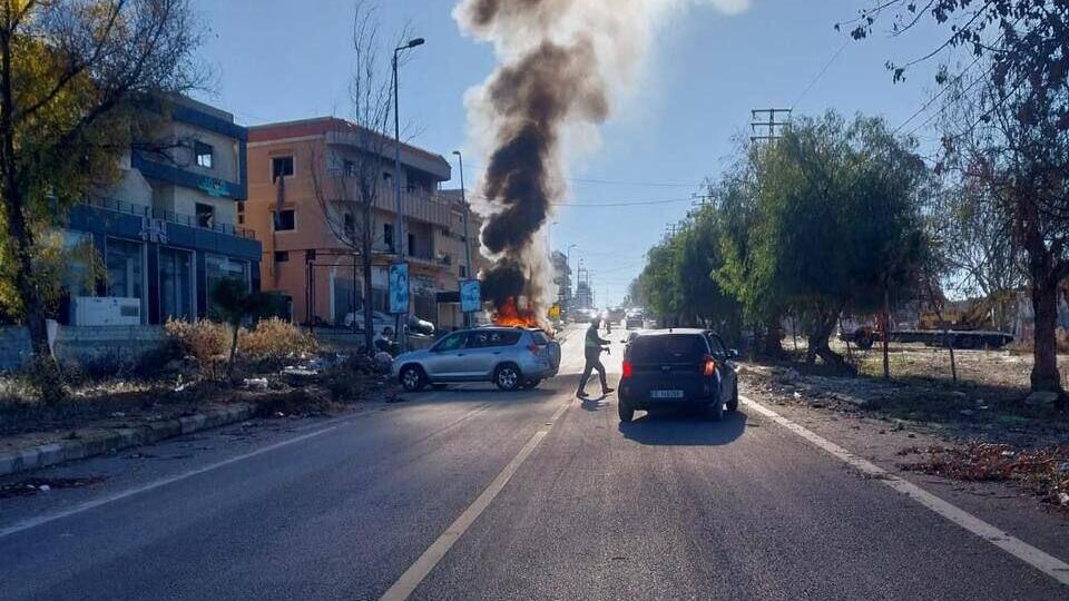 Lebanese footage of claims 'Israeli strike' תקיפת רכב בכביש באזור בנת ג'ביל ליד מחסום של צבא לבנון