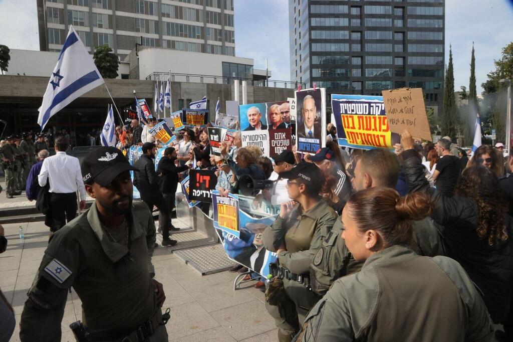 הפגנה נגד נתניהו מחוץ לבית המשפט (צילום: מוטי קמחי) הפגנת תמיכה בראש הממשלה בנימין נתניהו, עת מתן עדותו בתיק תיקי האלפים