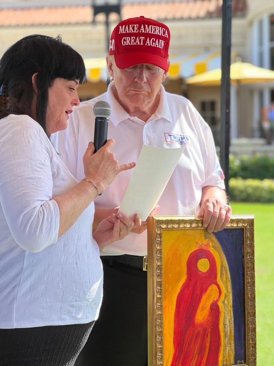 טראמפ ורענן, עם הציור שהעניקה לו. "מבקשת ממנו שיעשה הכול כדי להשיב את כל החטופים" (צילום: דוברות מטה המשפחות להחזרת החטופים) יהודית רענן, החטופה הראשונה ששוחררה משבי החמאס, עם נשיא ארה"ב דונאלד טראמפ