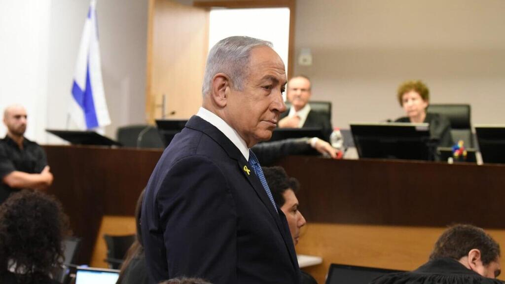 רה"מ בנימין נתניהו נכנס לאולם הדיונים על מנת לתת עדות תיקי אלפים