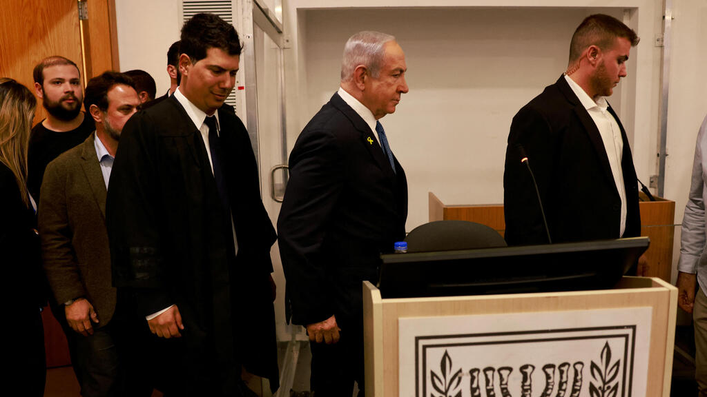 "התיק מסתמך על אמירה מוחלטת" (צילום: MENAHEM KAHANA/Pool via REUTERS) רה"מ בנימין נתניהו נכנס לאולם הדיונים על מנת לתת עדות תיקי אלפים