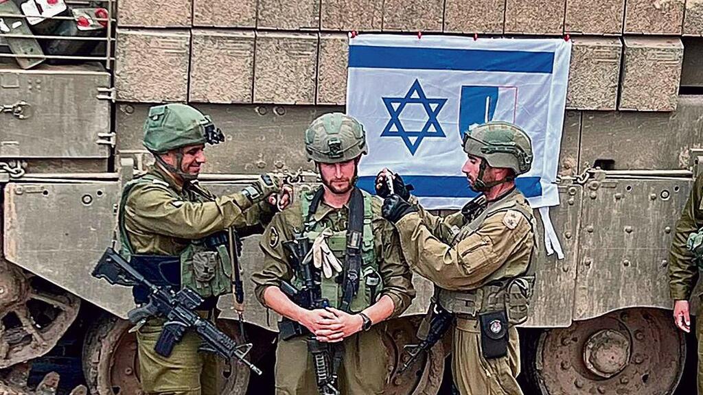 סא"ל רועי ממונה תוך כדי קרב בעזה למג"ד 53 של גולני, לאחר נפילת חברו סא"ל סלמאן חבקה ז"ל (צילום: דובר צה"ל) סא"ל רועי ממונה תוך כדי קרב בעזה למג"ד 53 של גולני, לאחר נפילת חברו סא"ל סלמאן חבקה ז"ל