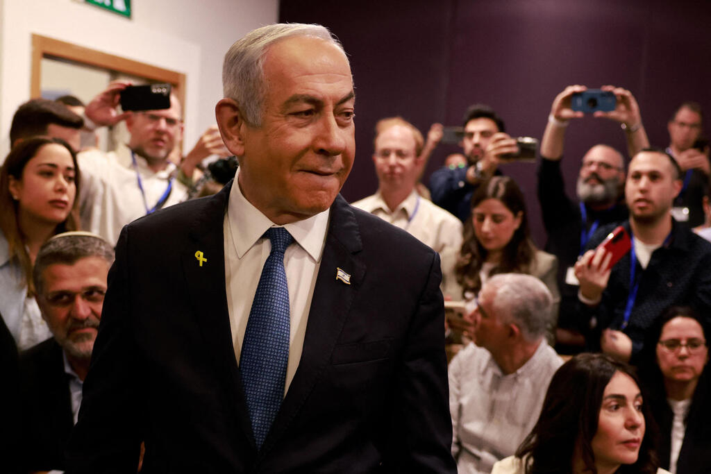 צילום: Menahem KAHANA / POOL / AFP רה"מ בנימין נתניהו נכנס לאולם הדיונים על מנת לתת עדות תיקי אלפים