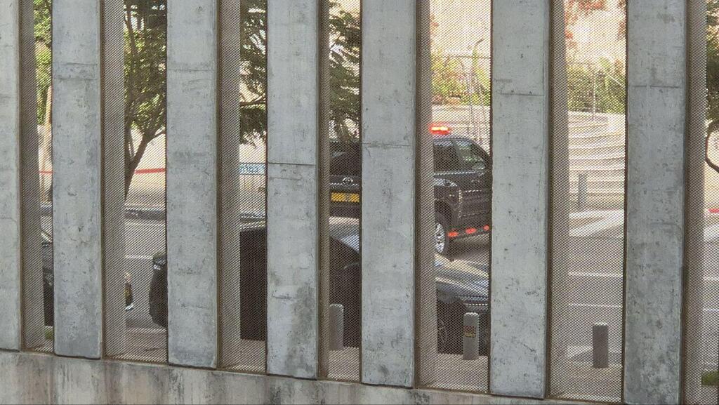 שיירת רה"מ (צילום: עידו ארז) רכב המאבטחים של ראש הממשלה הגיע לבית המשפט לקראת עדותו בתיקי האלפים