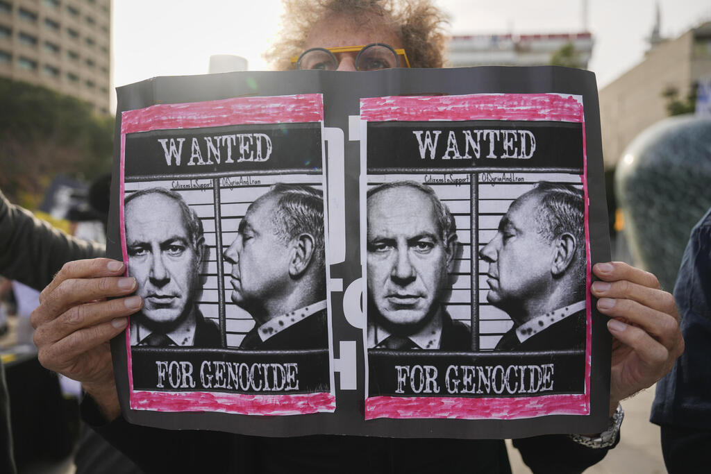 צילום: AP Photo/Ariel Schalit מחאה מול בית משפט המחוזי בתל אביב