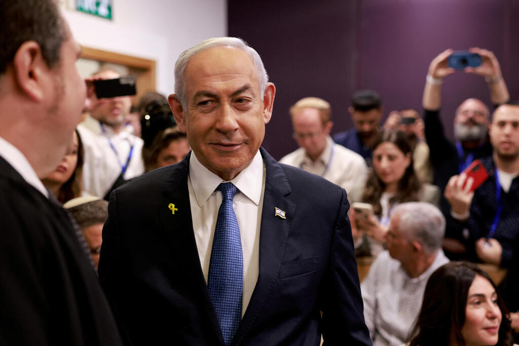 צילום: MENAHEM KAHANA/Pool via REUTERS רה"מ בנימין נתניהו נכנס לאולם הדיונים על מנת לתת עדות תיקי אלפים