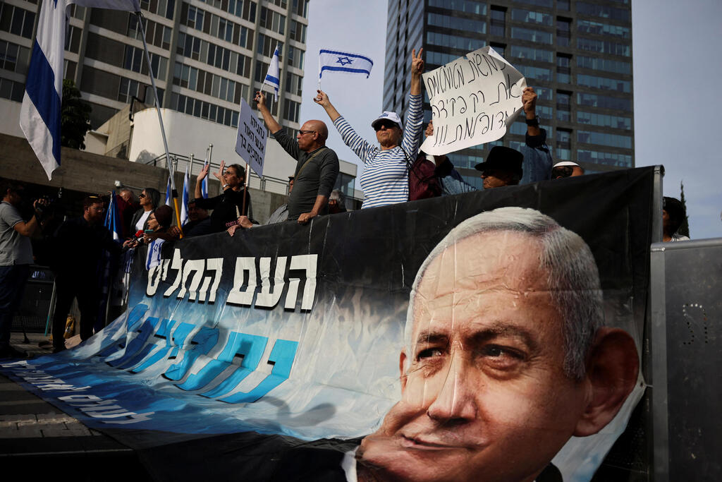 צילום: REUTERS/Stoyan Nenov מחאה מול בית משפט המחוזי בתל אביב