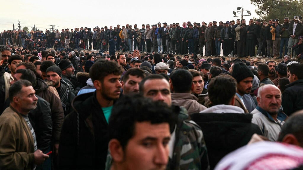 Crowds outside the Sednaya prison after rebels freed its inmates (Photo: Omar Haj Kadour / AFP) המונים מחוץ ל כלא סיידנאיא סוריה