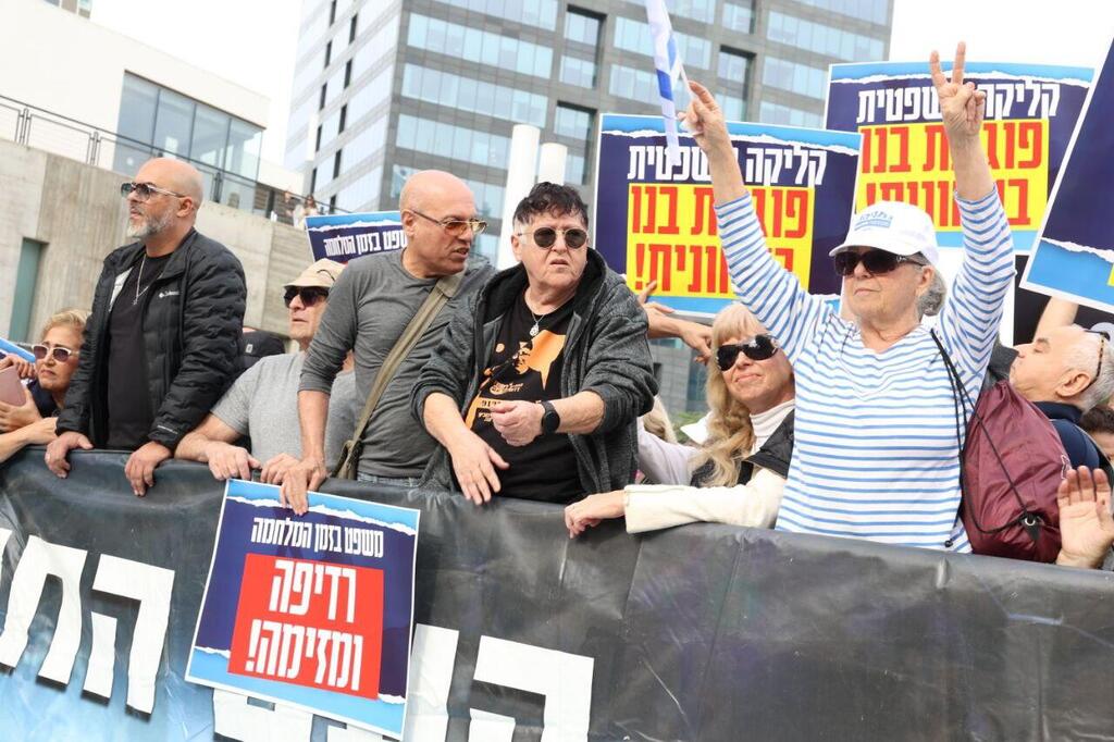 תומכי נתניהו. במרכז: שפי פז (צילום: דנה קופל) הפגנת תמיכה מחוץ לבית המשפט