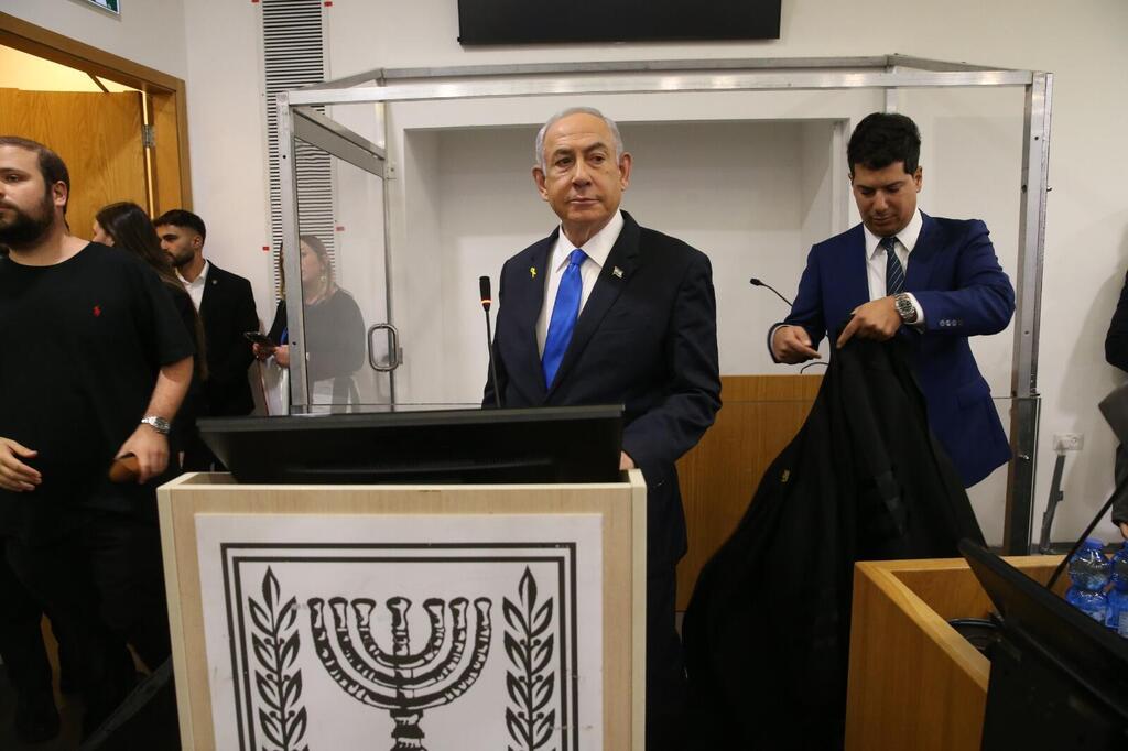 היום הוא נאלץ להבהיר (צילום: עמית שאבי ) עדות נתניהו במחוזי תל אביב