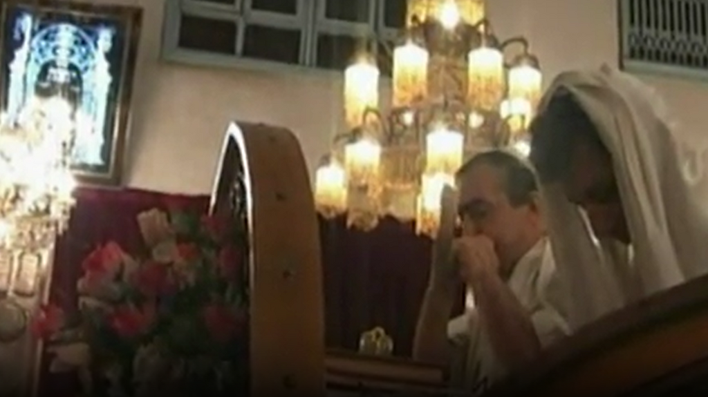 Jews in a synagogue in Damascus (Photo: Ron Ben-Yishai) תוקעים בשופר בבית הכנסת בדמשק