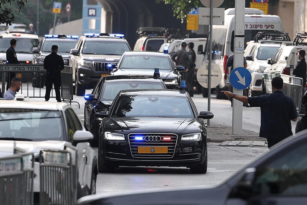 צילום: REUTERS/Stoyan Nenov רכבים מגיעים משפט נתניהו במחוזי תל אביב