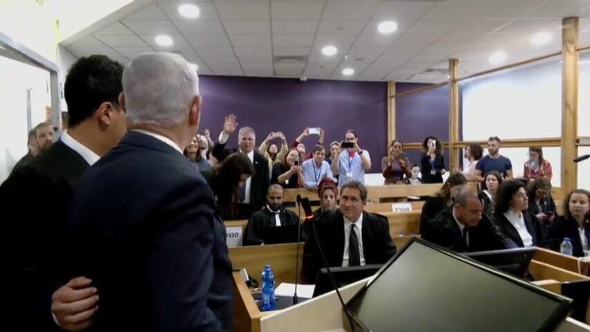 מנופף לשלום. קיש בדיון (צילום: קונטקט) יואב קיש בעדות נתניהו