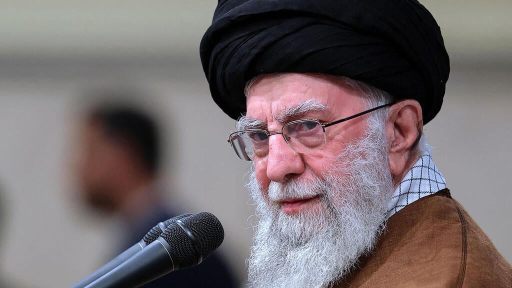Iran’s Supreme Leader Ali Khamenei (Photo: AFP PHOTO / HO / KHAMENEI.IR) עלי חמינאי, מנהיגה העליון של איראן, בנאום: "אין ספק שמה שהתרחש בסוריה תוכנן בחדר הפיקוד האמריקני והישראלי"