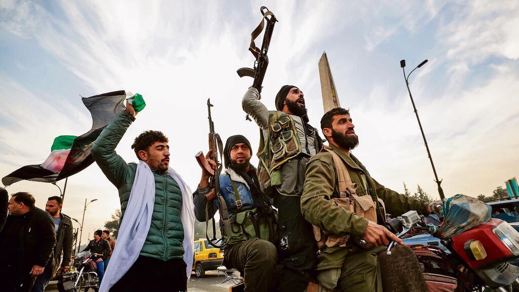 Syrian rebels in Damascus (Photo: Omar Sanadiki, AP) מורדים סורים בדמשק
