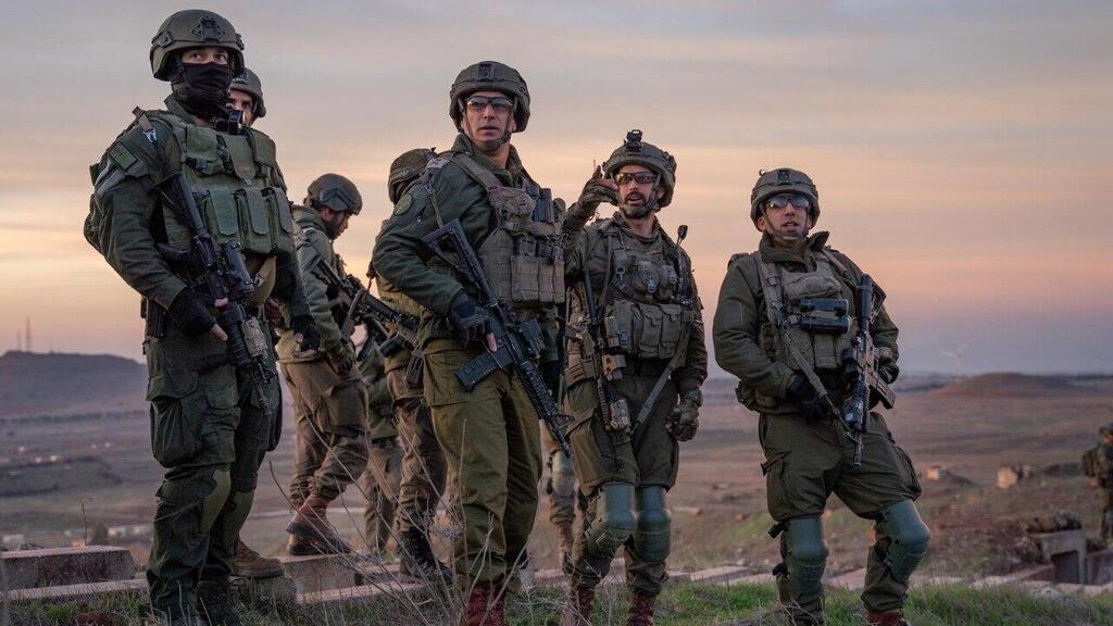 צילום: דובר צה"ל מפקד פיקוד הצפון אלוף אורי גורדין בהערכת מצב ו סיור ב שטח לבנון מלחמה לוחמים לוחמי במרחב החיץ עם מפקד אוגדה 210, תת-אלוף יאיר פלאי, מפקד חטיבה 474, אלוף-משנה בני קטה ומפקד גדוד 101, סגן-אלוף מיכה דהן.