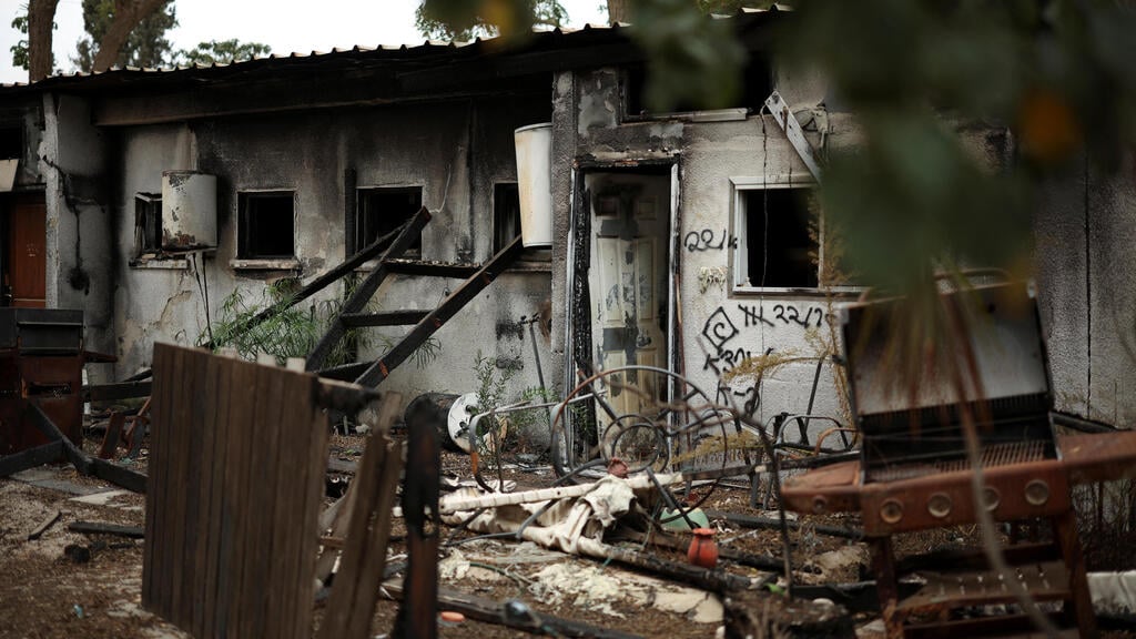 Photo: REUTERS/Stoyan Nenov טקס פרידה והריסה שמסמל את תחילת ההקמה מחדש של קיבוץ ניר עוז