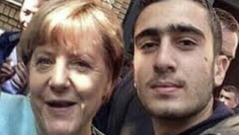 פליט סורי מצטלם עם אנגלה מרקל גרמניה סוריה 2015