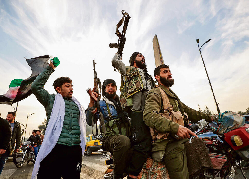 מורדים סורים בדמשק. בעוד שנה־שנתיים הם יתחילו לדבר על השבת הגולן כמשימה איסלאמית קדושה | צילום: אי-פי, Omar Sanadiki yk14184526