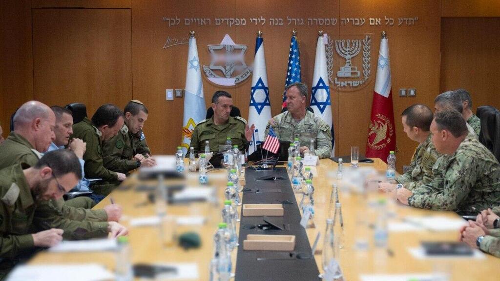 הערכת המצב שקיים הרמטכ"ל עם מפקד פיקוד המרכז האמריקני (צילום: דובר צה"ל ) הערכת מצב של הרמטכ"ל הרצי הלוי ומפקד פיקוד מרכז בצבא ארה"ב, גנרל מייקל אריק קורילה בישראל