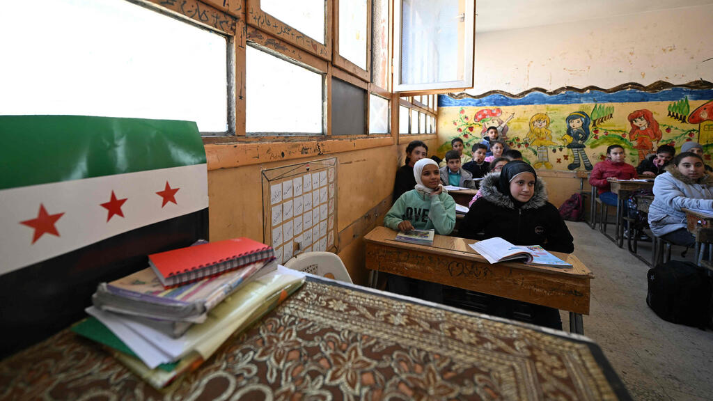School girl in class in Damascus (Photo: Louai Beshara / AFP) סוריה חזרה ל לימודים אחרי משטר אסד בית ספר דמשק