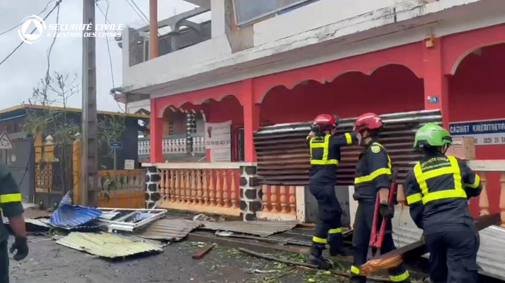 צילום: French Civil Security/Handout via REUTERS צרפת סופת ציקלון ב טריטוריה איים מאיוט