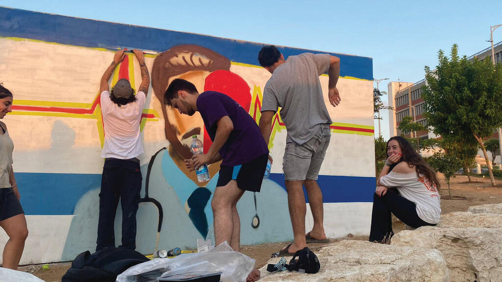 חניכי המכינה בבית החולים ברזילי באשקלון (צילום: בתאל שמש) חניכי המכינה בבית החולים ברזילי באשקלון