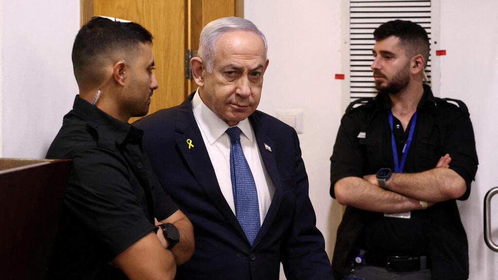 צילום: REUTERS/Stoyan Nenov/Pool רה"מ בנימין נתניהו נכנס לאולם הדיונים על מנת לתת עדות תיקי אלפים