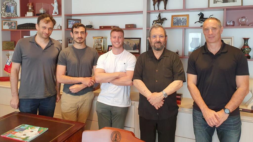 אהוד ברק ומייסדי פאראגון (צילום: יח"צ) אהוד ברק ושאר מייסדי פאראגון