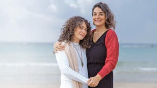 חני גולד (מימין) וקרן-אור לוי