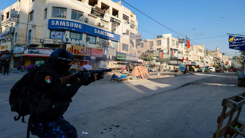צילום: JAAFAR ASHTIYEH / AFP כוחות ביטחון פלסטינים בג'נין