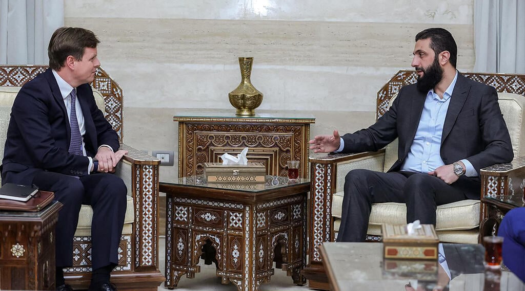 Israel fears new Syrian government is fooling the West (Photo: SANA / AFP) אבו מוחמד אל-ג'ולאני מנהיג המורדים במפגש עם נציגים מ בריטניה ב דמשק סוריה