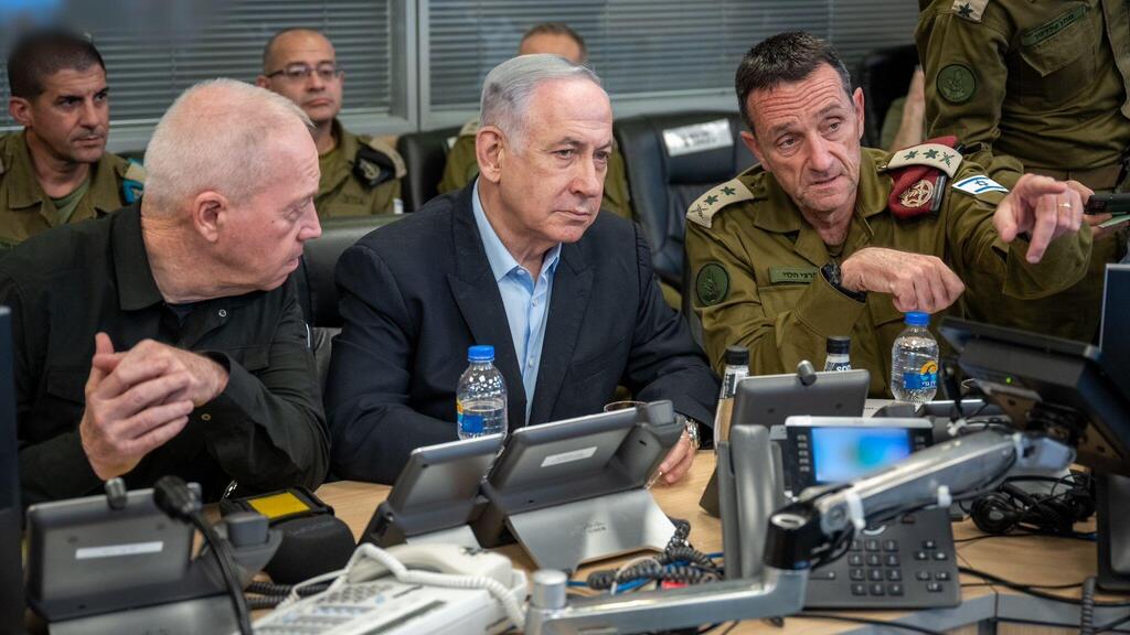 נתניהו עם הרמטכ"ל הלוי ושר הביטחון לשעבר גלנט. "החבר'ה האלה חושבים שאנחנו חלשים" (צילום: דובר צה"ל) ראש הממשלה בנימין נתניהו עם הרמטכ"ל הרצי הלוי ושר הביטחון לשעבר, יואב גלנט בקריה