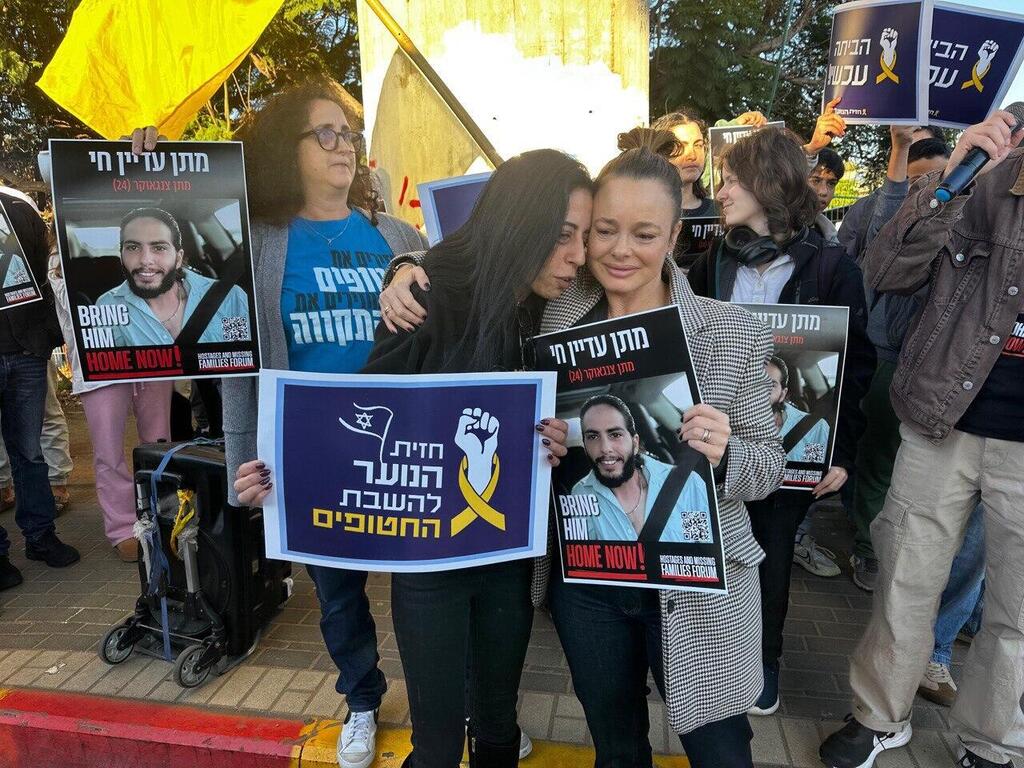 עומדת לצידה. יעל בר זוהר ועינב צנקאוגקר הבוקר, בצומת הכפר הירוק (צילום: עודד אנגל) יעל בר זוהר עינב צנקאוגר צומת הכפר הירוק תמיכה משפחות החטופים