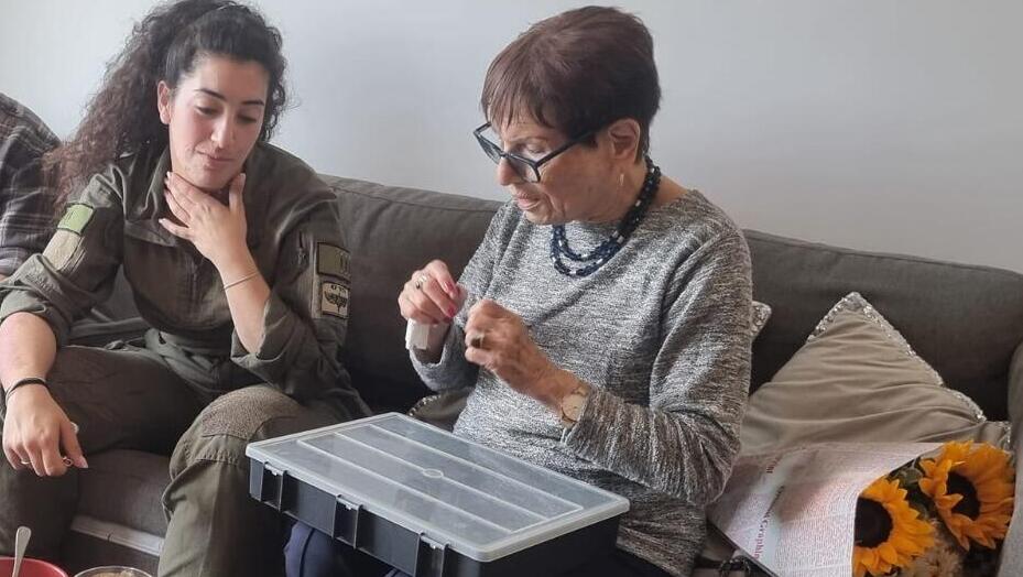 "החלטתי שאני לא שותקת עד שאני לא מגלה מי הם" (צילום: מהאלבום הפרטי) המפגש בין דליה בהיר מבארי לסרן תאיר חממה