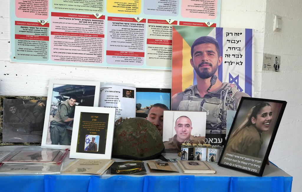 פינת הזיכרון לזכרו של רס"ן ג'לאא אבראהים ז"ל בבית הספר שבנוף הגליל (צילום: אפי שריר) פינת הזיכרון לזכרו של רס"ן ג'לאא אבראהים ז"ל בבית הספר שבנוף הגליל