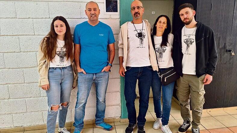 אופיר כהן ומשפחתו של רותם דושי ז"ל, בפתח כיתת "כפר עזה" (צילום: מהאלבום הפרטי) אופיר כהן ומשפחתו של רותם דושי ז"ל, בפתח כיתת "כפר עזה"