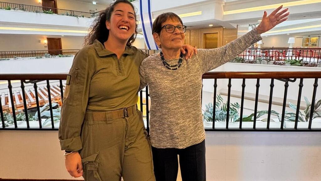 המפגש בין דליה לסרן תאיר חממה. "היא כבר חלק בלתי נפרד מהחיים שלי" (צילום: מהאלבום הפרטי) המפגש בין דליה בהיר מבארי לסרן תאיר חממה