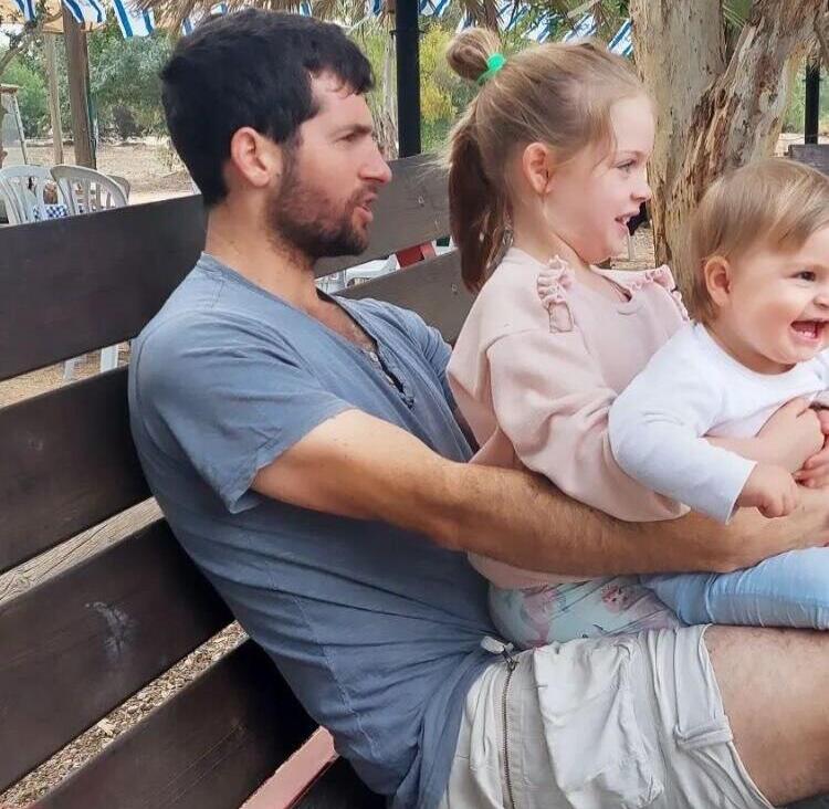 שגיא דקל-חן עם בנותיו גלי ובר (צילום: באדיבות המשפחה ) אביטל אשתו ובנותיו של שגיא דקל חן בר גלי ושחר מחכות שישוב הביתה
