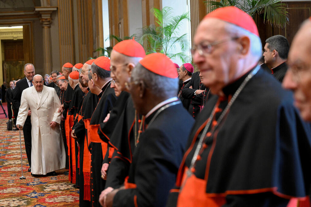 צילום: Vatican Media/Handout via REUTERS האפיפיור אפיפיור פרנסיסקוס במפגש עם קרדינלים ועובדים ב ותיקן