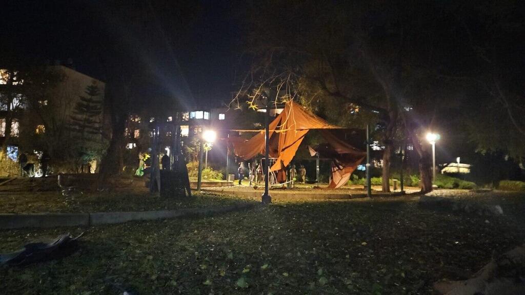 זירת הנפילה בתל אביב (צילום: דוברות כבאות והצלה) זירת נפילת הטיל החות'י בתל אביב יפו