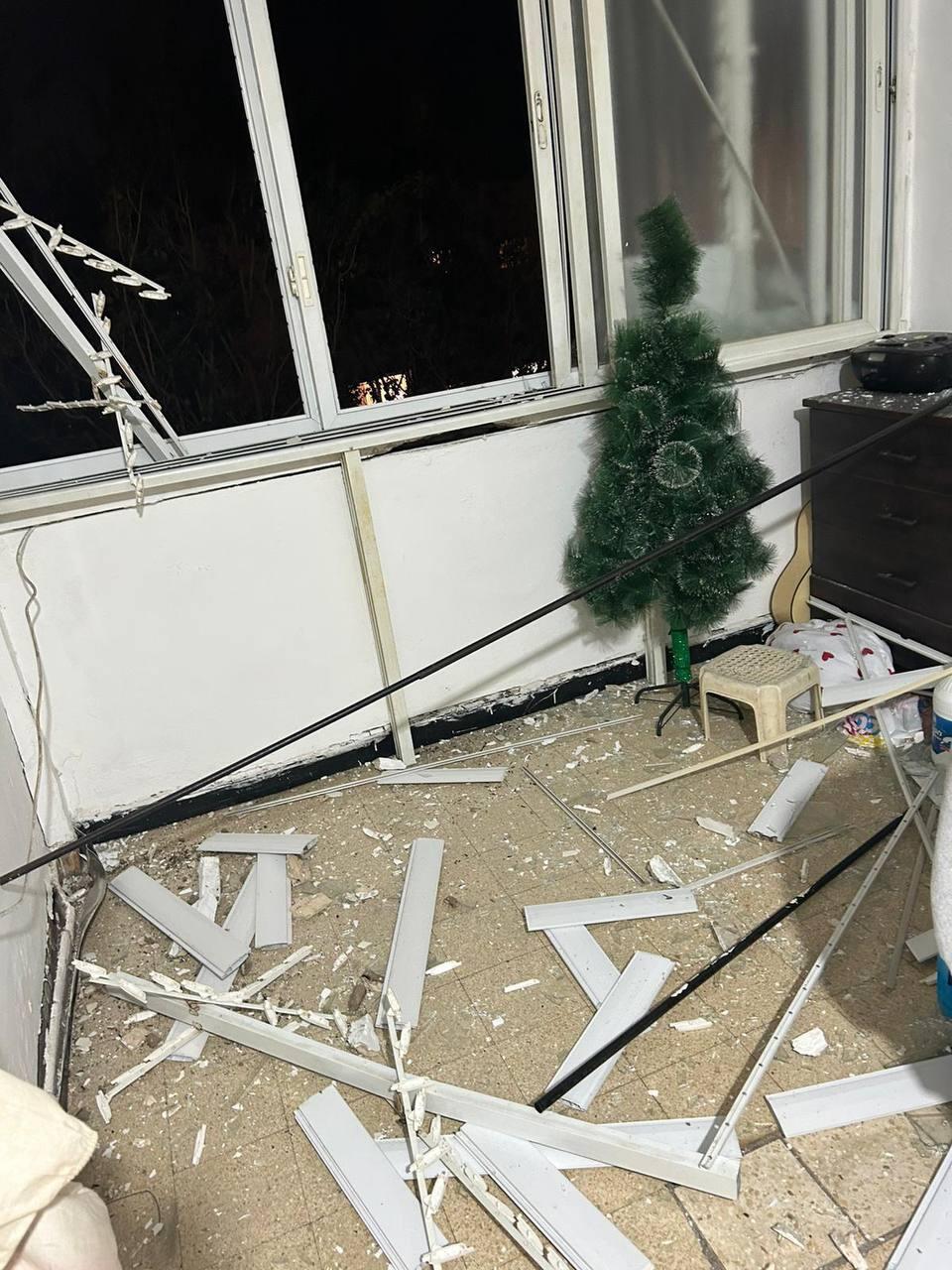 נזק לבניין ביפו כתוצאה מהנפילה נפילת טיל ברחוב הבעל שם טוב בתל אביב יפו