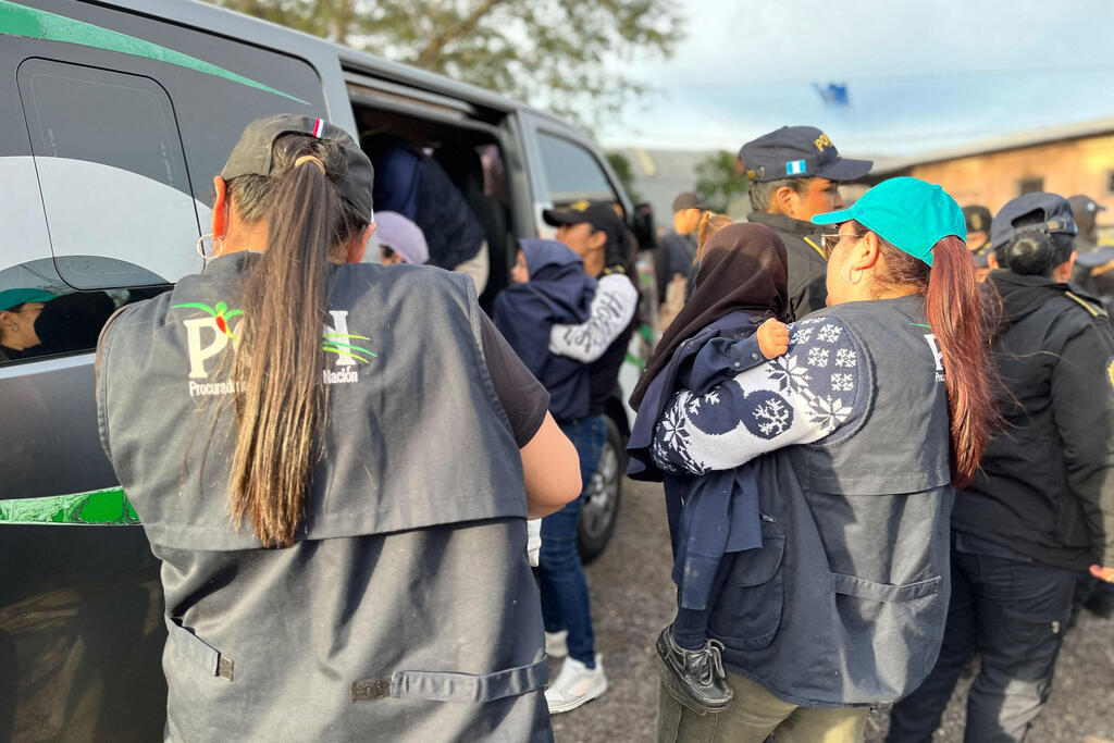 Guatemalan police forces rescuing children from Lev Tahor compound (Photo: Guatemalan Attorney General of the Nation's Office \ AFP) חילוץ ילדים מהמתחם
