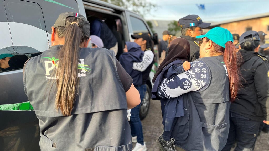 Guatemalan police forces rescuing children from 'Lev Tahor' premises (Photo: Guatemalan Attorney General of the Nation's Office \ AFP) חילוץ ילדים מהמתחם