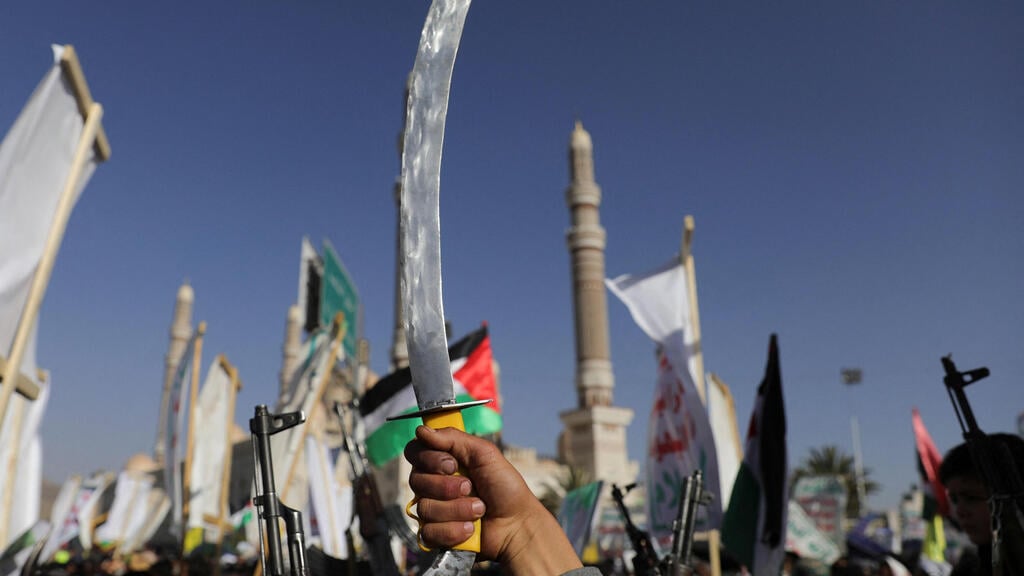 Houthi pro-Hamas rally (Photo: REUTERS/Khaled Abdullah) חות'ים במפגן תמיכה בעזה ב צנעא תימן 20 בדצמבר