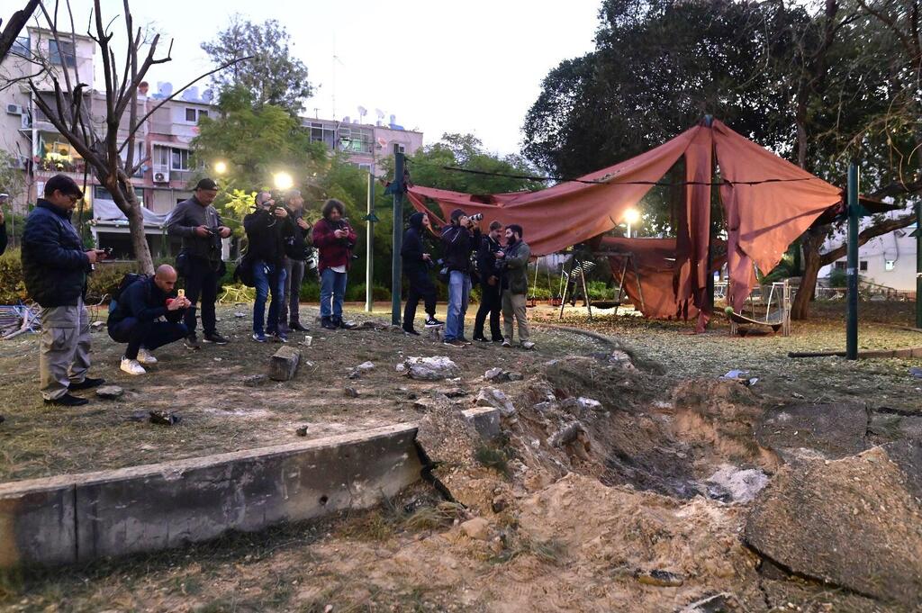 Impact site of Houthi missile in Tel Aviv (Photo: Shaul Golan) זירת נפילת הטיל החות'י בשדרות הבעש"ט ביפו, תל אביב